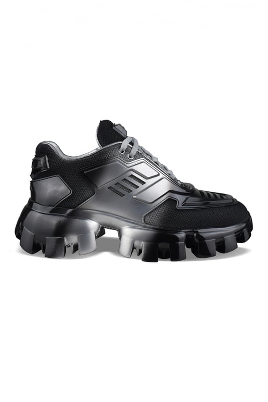 Prada Sneakers Cloudbust Thunder Negro Sneakers Prada Cloudbust Thunder negras y plateadas.Modelo con inserciones de textil y goma. Logotipo de goma en la lengüeta y la parte trasera.Cierre con cordones.Suela de goma gruesa.Made in Italy.
