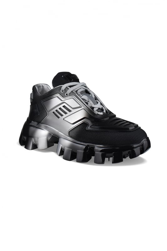 Prada Sneakers Cloudbust Thunder Negro Sneakers Prada Cloudbust Thunder negras y plateadas.Modelo con inserciones de textil y goma. Logotipo de goma en la lengüeta y la parte trasera.Cierre con cordones.Suela de goma gruesa.Made in Italy.
