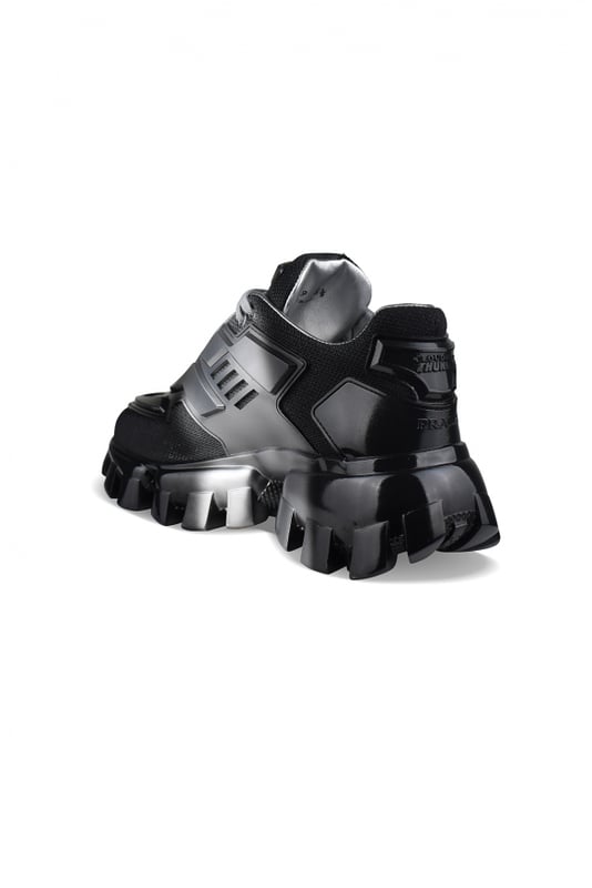 Prada Sneakers Cloudbust Thunder Negro Sneakers Prada Cloudbust Thunder negras y plateadas.Modelo con inserciones de textil y goma. Logotipo de goma en la lengüeta y la parte trasera.Cierre con cordones.Suela de goma gruesa.Made in Italy.