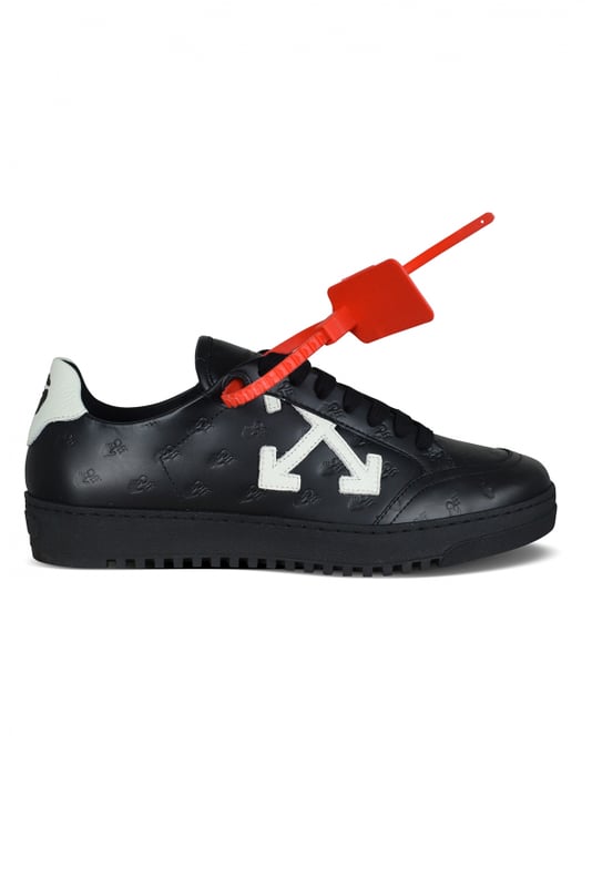 Sneakers Low Vulcanized Off-White de piel negra con logo en relieve.Cruz de cuero blanco en el lado exterior.Contrafuerte de cuero blanco con logo negro.Clip estilo antirrobo rojo.Suela de goma negra.Made in Italy.