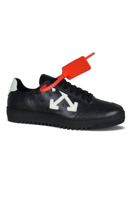 Sneakers Low Vulcanized Off-White de piel negra con logo en relieve.Cruz de cuero blanco en el lado exterior.Contrafuerte de cuero blanco con logo negro.Clip estilo antirrobo rojo.Suela de goma negra.Made in Italy.