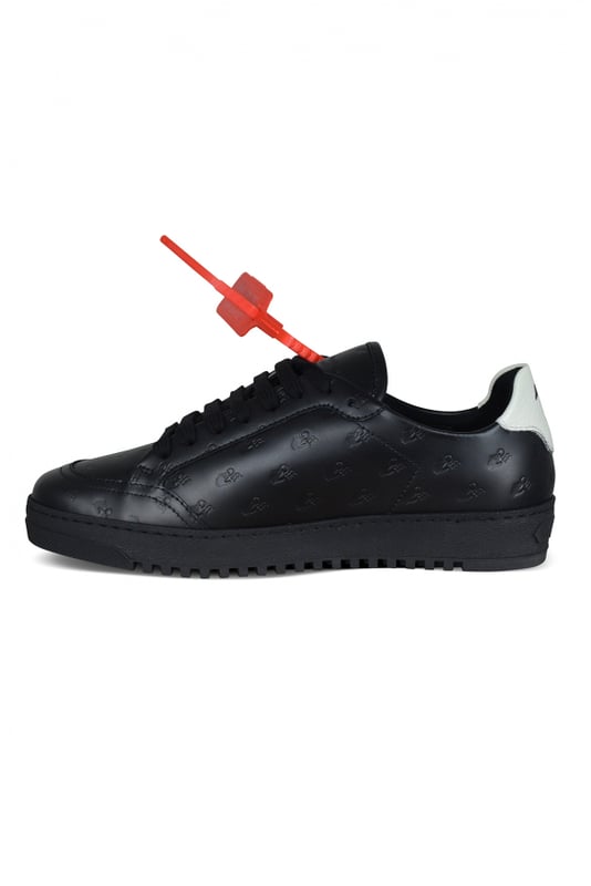 Sneakers Low Vulcanized Off-White de piel negra con logo en relieve.Cruz de cuero blanco en el lado exterior.Contrafuerte de cuero blanco con logo negro.Clip estilo antirrobo rojo.Suela de goma negra.Made in Italy.