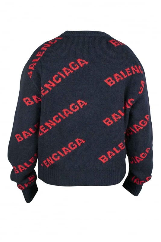 Jersey Balenciaga de lana azul marino.Logotipo rojo de Balenciaga estampado por todo el jersey.Bordes acanalados.Mangas largas.Made in Italy.
