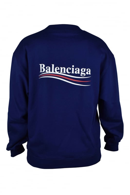 Sudadera Balenciaga Political de algodón azul marino.  Logotipo estampado en blanco y rojo en el pecho y la espalda.Mangas largas.Bordes acanalados.Cuello redondo.100% algodón.