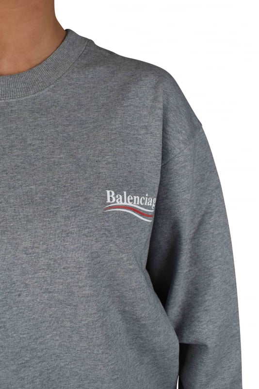 Sudadera Balenciaga Political de algodón gris.  Logotipo estampado en blanco y rojo en el pecho y la espalda.Mangas largas. Bordes acanalados.Cuello redondo.100% algodón.