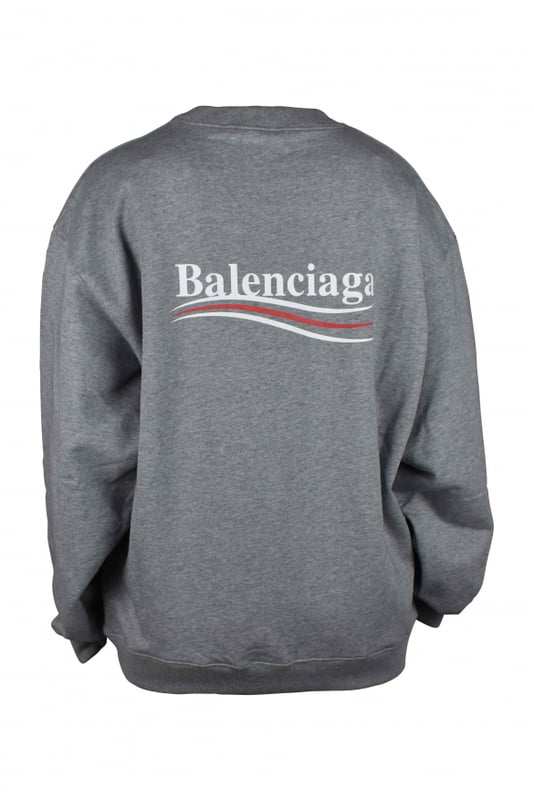 Sudadera Balenciaga Political de algodón gris.  Logotipo estampado en blanco y rojo en el pecho y la espalda.Mangas largas. Bordes acanalados.Cuello redondo.100% algodón.