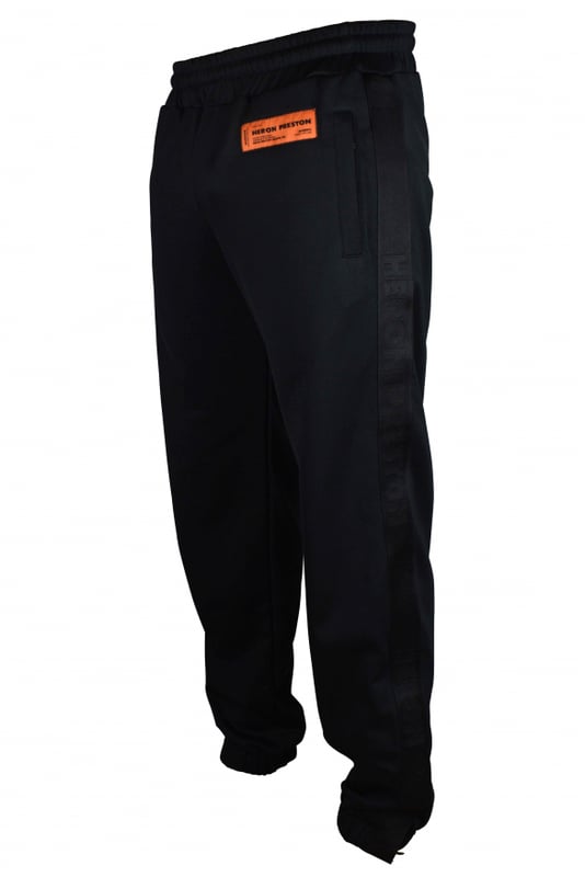 Joggers negros de Heron Preston.Dos bolsillos diagonales.Elásticos en la cintura.Logotipo de la firma en la parte delantera.Corte recto.Hecho de algodón.