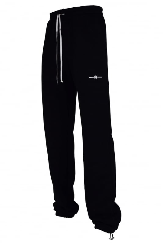 Pantalón jogging Amiri de algodón negro.Pequeño estampado blanco «MA» en la parte delantera de una pierna.Estampado blanco «Amiri» en la parte trasera de una pierna.Cintura elástica con cordones blancos.Logotipo negro en la parte trasera.Bolsillos laterales.Un bolsillo trasero.Tobillos elásticos con cordones.Made in Italy.