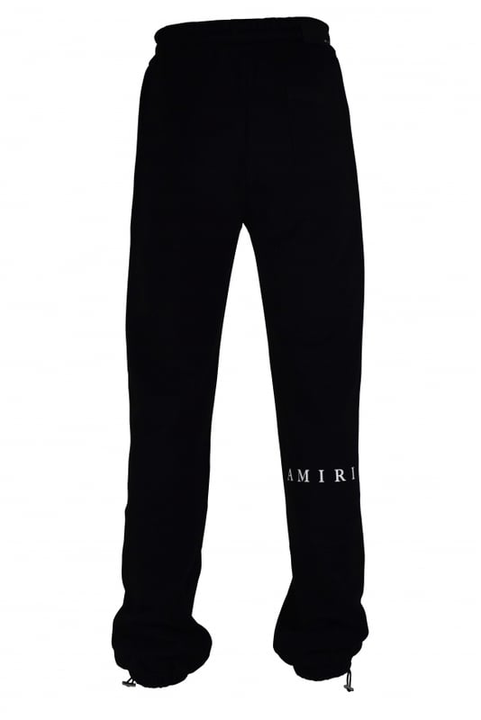 Pantalón jogging Amiri de algodón negro.Pequeño estampado blanco «MA» en la parte delantera de una pierna.Estampado blanco «Amiri» en la parte trasera de una pierna.Cintura elástica con cordones blancos.Logotipo negro en la parte trasera.Bolsillos laterales.Un bolsillo trasero.Tobillos elásticos con cordones.Made in Italy.