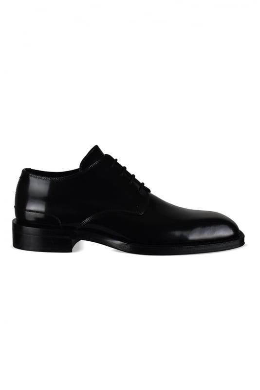 Derbies Burberry de charol negro.Punta cuadrada.Cierre de cordones negro.Suela de cuero.Made in Italy.