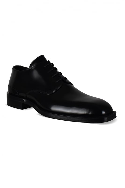 Derbies Burberry de charol negro.Punta cuadrada.Cierre de cordones negro.Suela de cuero.Made in Italy.