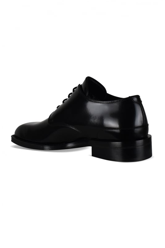 Derbies Burberry de charol negro.Punta cuadrada.Cierre de cordones negro.Suela de cuero.Made in Italy.