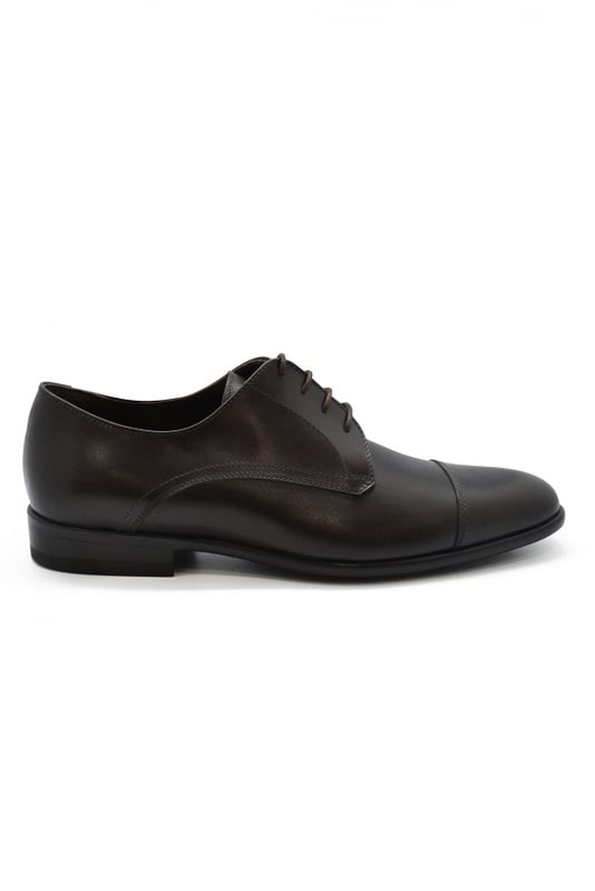 Zapatos con cordones de piel marrón.Suela de cuero.Zapatos hechos a mano.Made in Italy.
