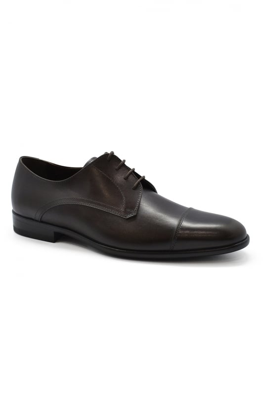 Zapatos con cordones de piel marrón.Suela de cuero.Zapatos hechos a mano.Made in Italy.