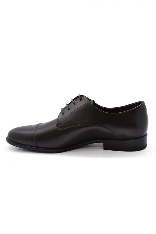 Zapatos con cordones de piel marrón.Suela de cuero.Zapatos hechos a mano.Made in Italy.