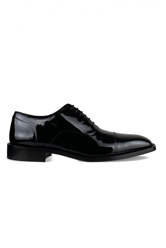 Derbies Balenciaga de charol negro.Detalles de costuras.Cierre delantero con cordones negros.Suela de cuero con detalle en la parte trasera.Puntera de almendra.Made in Italy.