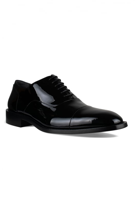 Derbies Balenciaga de charol negro.Detalles de costuras.Cierre delantero con cordones negros.Suela de cuero con detalle en la parte trasera.Puntera de almendra.Made in Italy.