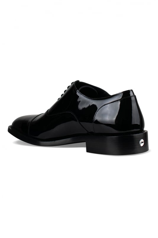 Derbies Balenciaga de charol negro.Detalles de costuras.Cierre delantero con cordones negros.Suela de cuero con detalle en la parte trasera.Puntera de almendra.Made in Italy.