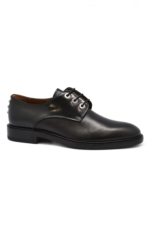 Zapatos de cordones de Givenchy con tachuelas en la parte trasera.100% piel negra.Made in Italy.