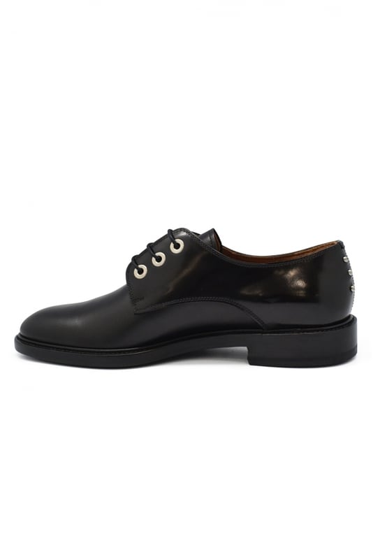 Zapatos de cordones de Givenchy con tachuelas en la parte trasera.100% piel negra.Made in Italy.