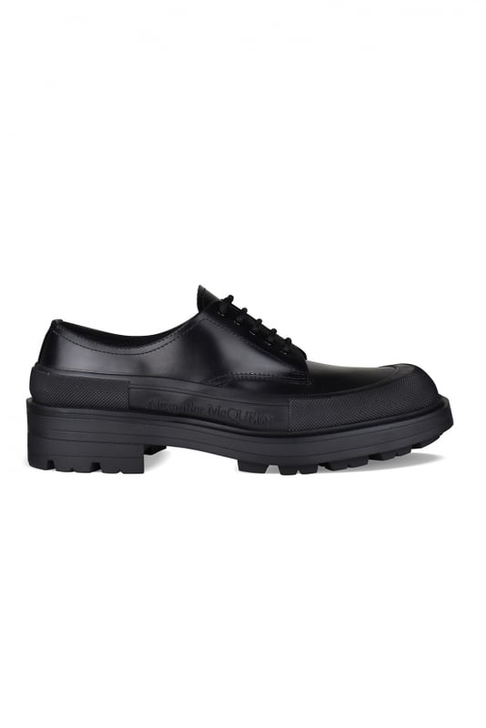 Derbies Alexander McQueen de piel negra.Detalles de costuras.Logotipo en relieve en la lengüeta.Cierre de cordones en negro.Puntera cuadrada.Suela gruesa de goma en contraste con logotipo.Made in Italy.