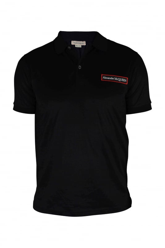 Polo negro de Alexander McQueen.Parche con logo cosido en la parte delantera.Dos botones en la parte delantera.100% algodón.Made in Italy.