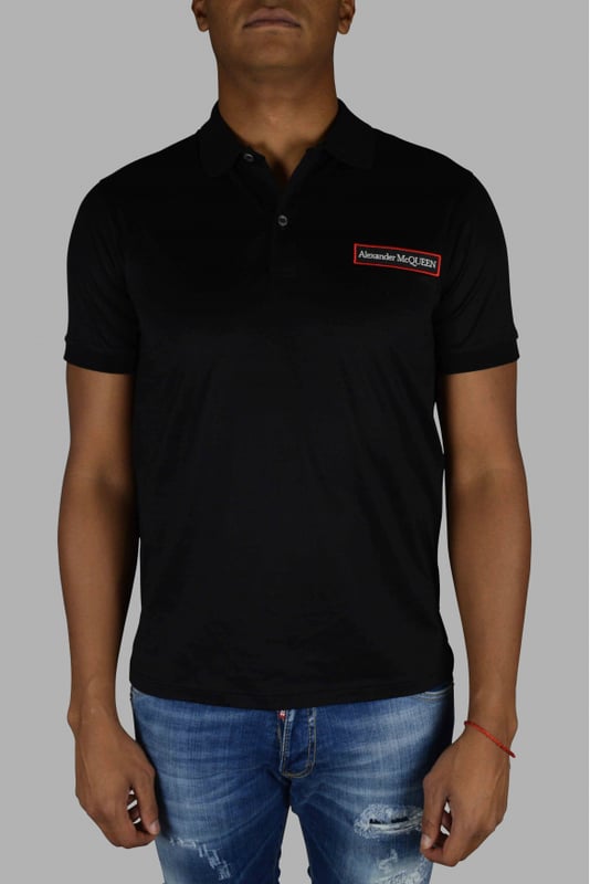 Polo negro de Alexander McQueen.Parche con logo cosido en la parte delantera.Dos botones en la parte delantera.100% algodón.Made in Italy.