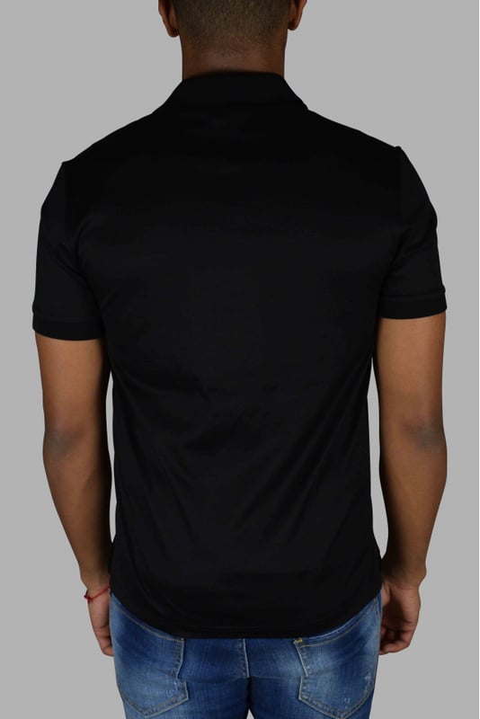 Polo negro de Alexander McQueen.Parche con logo cosido en la parte delantera.Dos botones en la parte delantera.100% algodón.Made in Italy.