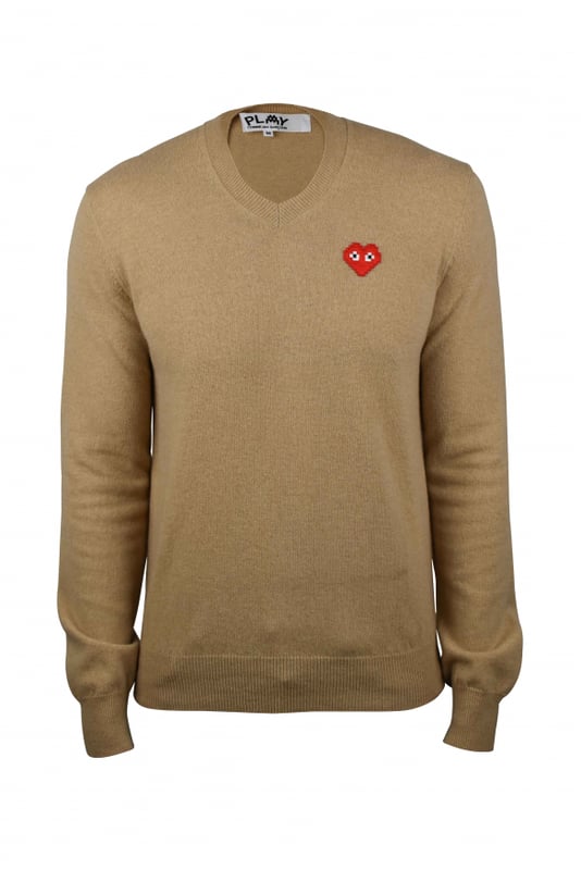 Comme des Garçons trui met V-hals van kamelenwol.Emblematisch rood hart op de borst.Lange mouwen.Geribbelde randen.