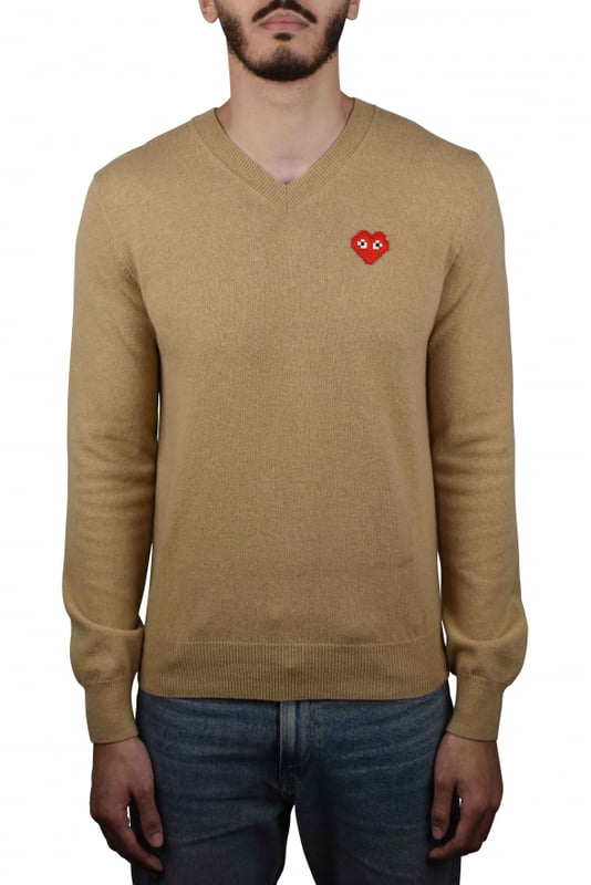Comme des Garçons trui met V-hals van kamelenwol.Emblematisch rood hart op de borst.Lange mouwen.Geribbelde randen.