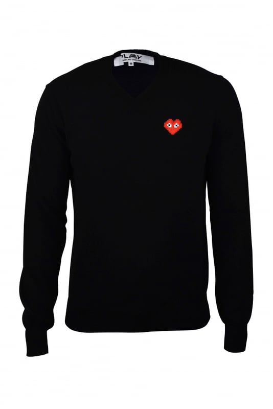 Comme des Garçons trui met V-hals van zwarte wol.Emblematisch rood hart op de borst.Lange mouwen.Geribbelde randen.
