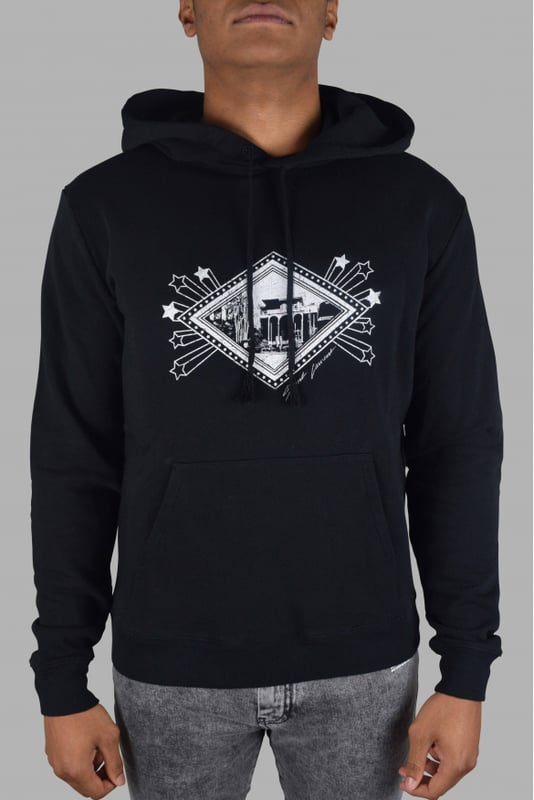Sudadera negra con capucha y cordones de Saint Laurent.Mangas largas, puños y cintura elásticos.Logotipo blanco detallado y bolsillo en la parte delantera.100% algodón.Made in France.