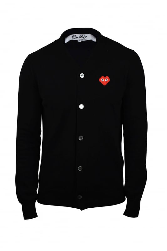 Comme des Garçons vest van zwarte wol.Knoopsluiting.Emblematisch rood hart op de borst.Lange mouwen.Geribbelde randen.