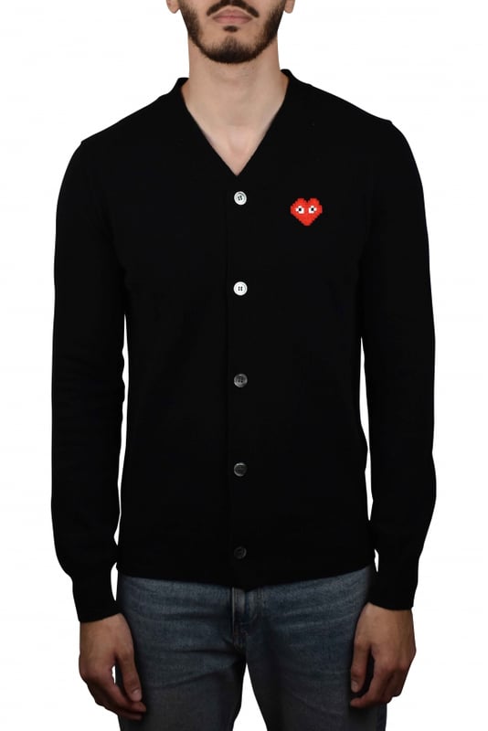 Comme des Garçons vest van zwarte wol.Knoopsluiting.Emblematisch rood hart op de borst.Lange mouwen.Geribbelde randen.