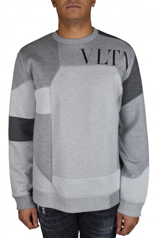 Valentino sweatshirt van grijs katoen.Lange mouwen met inzetstukken in verschillende grijstinten.VLTN-inscriptie in zwart op de borst.Ronde hals.Geribbelde randen.100% katoen.Gemaakt in Italië.