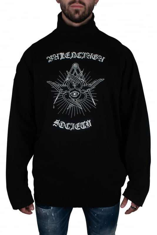 Sudadera Balenciaga de algodón negro.Estampado gráfico blanco en la parte delantera.Logotipo rojo estampado en la espalda y letras.Cuello alto.Mangas largas.Bordes de canalé.