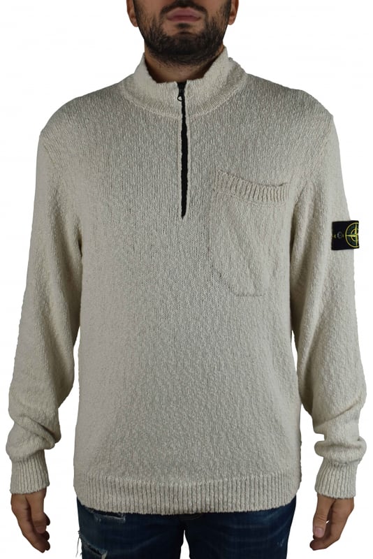 Beigefarbener Pullover von Stone Island aus Baumwolle und Leinen.Design aus Strick und Maschen.Tasche auf der Brust.Emblematischer Logo-Patch auf dem linken Ärmel.Lange Ärmel.Gerippte Kanten.Stehkragen mit schwarzem Reißverschluss.Made in Italy.