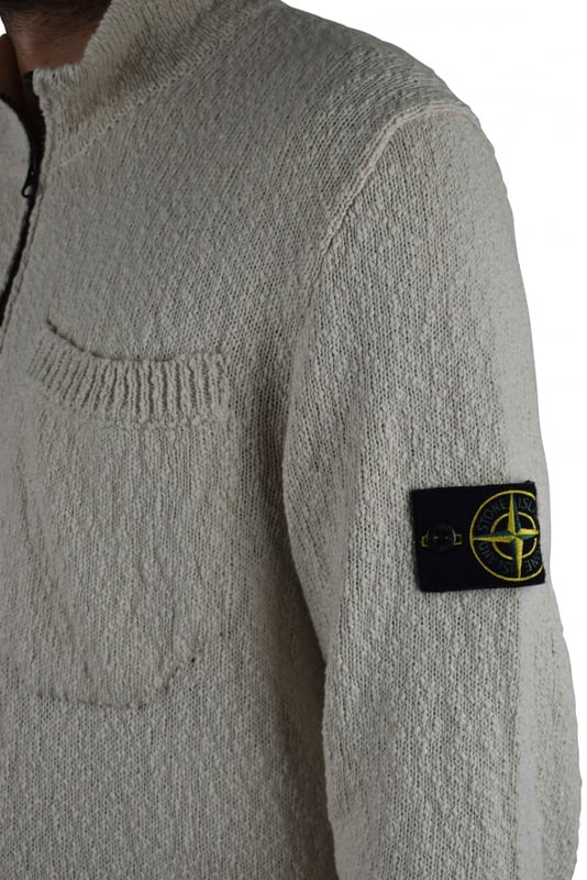 Beigefarbener Pullover von Stone Island aus Baumwolle und Leinen.Design aus Strick und Maschen.Tasche auf der Brust.Emblematischer Logo-Patch auf dem linken Ärmel.Lange Ärmel.Gerippte Kanten.Stehkragen mit schwarzem Reißverschluss.Made in Italy.