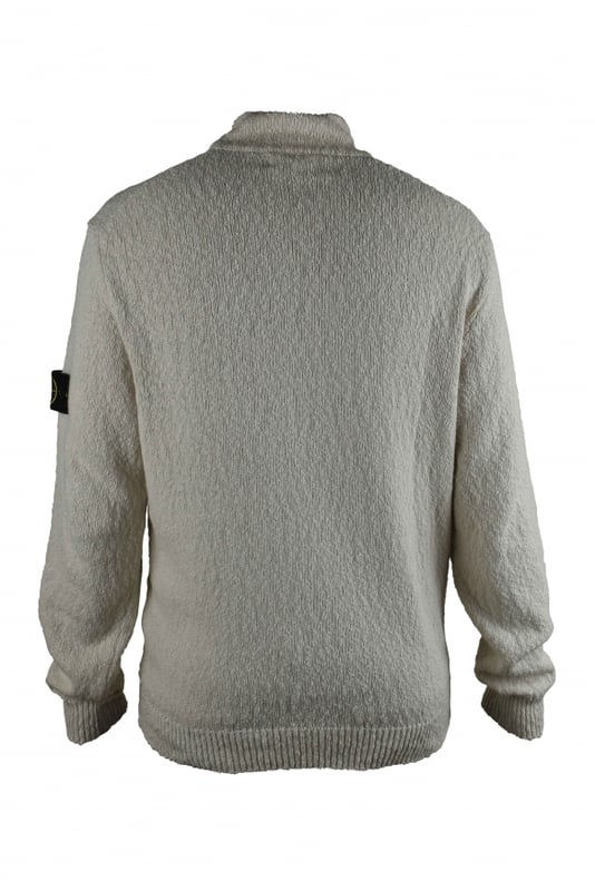 Beigefarbener Pullover von Stone Island aus Baumwolle und Leinen.Design aus Strick und Maschen.Tasche auf der Brust.Emblematischer Logo-Patch auf dem linken Ärmel.Lange Ärmel.Gerippte Kanten.Stehkragen mit schwarzem Reißverschluss.Made in Italy.