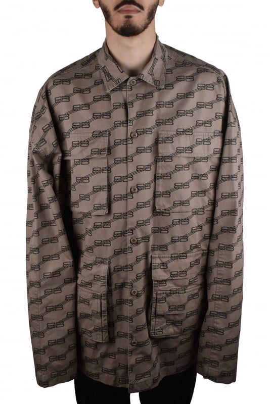 Camisa cargo beige Balenciaga.Logotipo  BB  marrón impreso en diagonal en el cuerpo.Cierre con botones.4 bolsillos delanteros.Cuello clásico con solapa.Mangas largas.100% algodón.Made in Italy.