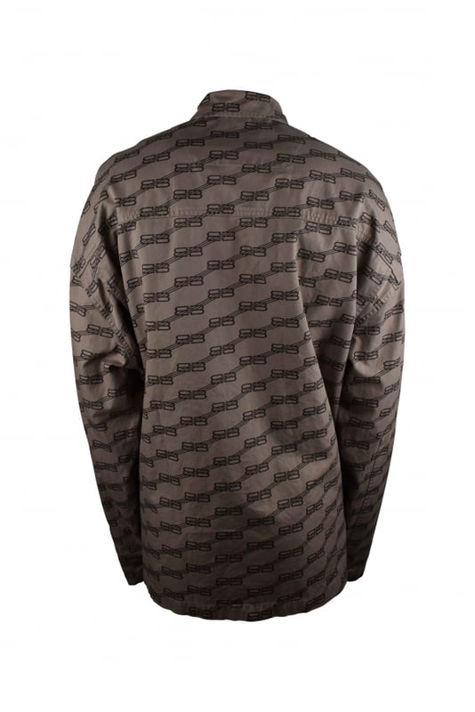 Camisa cargo beige Balenciaga.Logotipo  BB  marrón impreso en diagonal en el cuerpo.Cierre con botones.4 bolsillos delanteros.Cuello clásico con solapa.Mangas largas.100% algodón.Made in Italy.