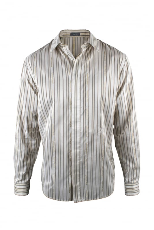 Camisa Christian Dior blanca con rayas grises y doradas.Logotipo Christian Dior bordado en línea con las rayas por toda la camisa.Símbolo  CD  bordado en blanco en la parte delantera de la camisa. Cuello clásico.Mangas largas.61% poliéster 31% seda.Made in Italy.