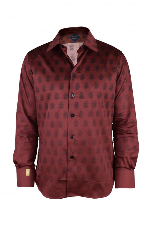 Camisa Billionaire en algodón burdeos.Patrón de insignias que se desvanece.Puños con dos botones.Botones cuadrados de nácar.Dos pliegues laterales en la espalda.Cuello de hoja pequeña.97% algodón y 3% elastano.Made in Italy.