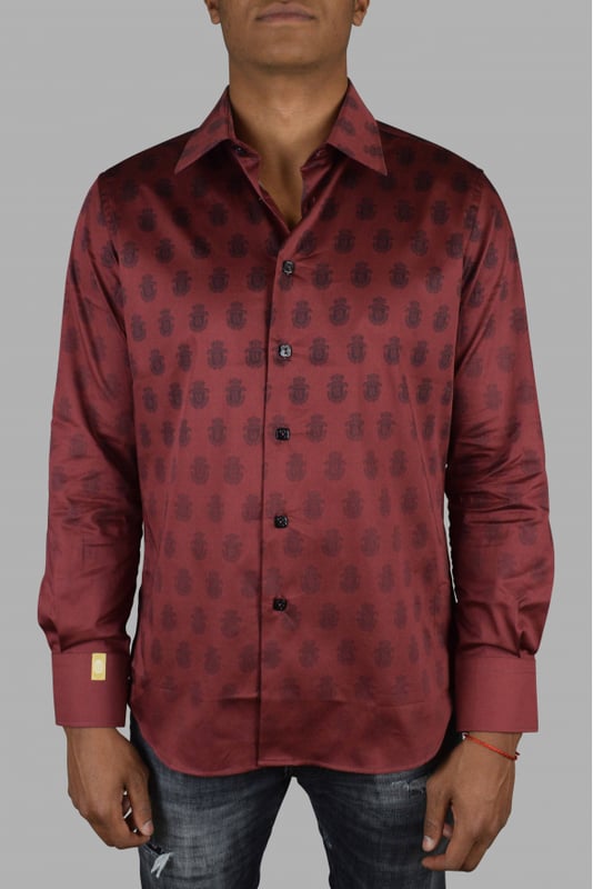 Camisa Billionaire en algodón burdeos.Patrón de insignias que se desvanece.Puños con dos botones.Botones cuadrados de nácar.Dos pliegues laterales en la espalda.Cuello de hoja pequeña.97% algodón y 3% elastano.Made in Italy.