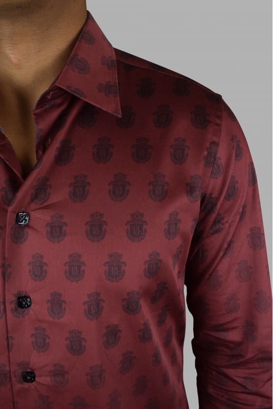 Camisa Billionaire en algodón burdeos.Patrón de insignias que se desvanece.Puños con dos botones.Botones cuadrados de nácar.Dos pliegues laterales en la espalda.Cuello de hoja pequeña.97% algodón y 3% elastano.Made in Italy.