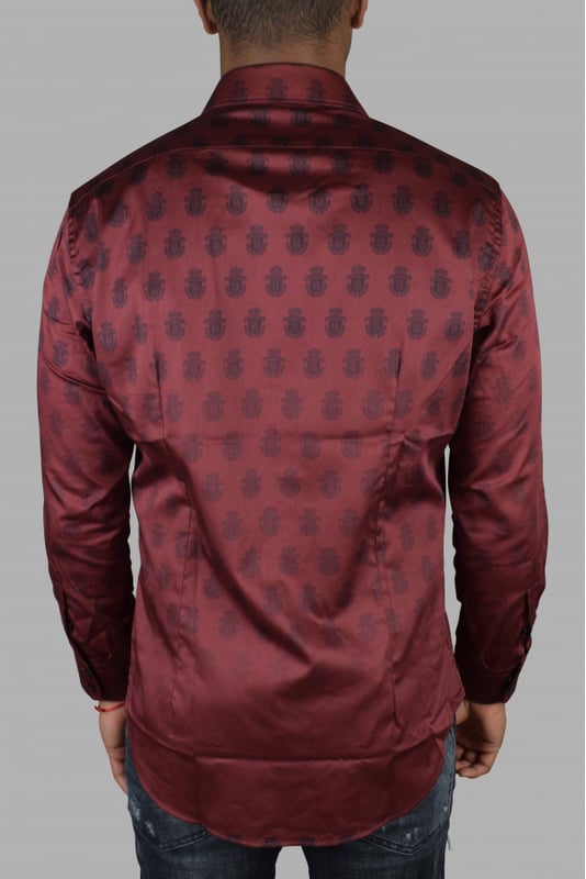 Camisa Billionaire en algodón burdeos.Patrón de insignias que se desvanece.Puños con dos botones.Botones cuadrados de nácar.Dos pliegues laterales en la espalda.Cuello de hoja pequeña.97% algodón y 3% elastano.Made in Italy.