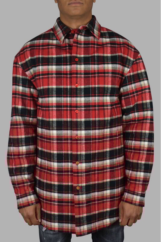 Camisa cuadros Balenciaga roja y negra.Detalles en el cuello de la camisa.Botones en la parte inferior de las mangas.Cierre con botones.Bolsillos laterales.