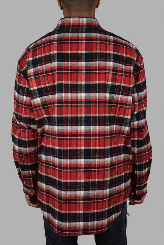 Camisa cuadros Balenciaga roja y negra.Detalles en el cuello de la camisa.Botones en la parte inferior de las mangas.Cierre con botones.Bolsillos laterales.