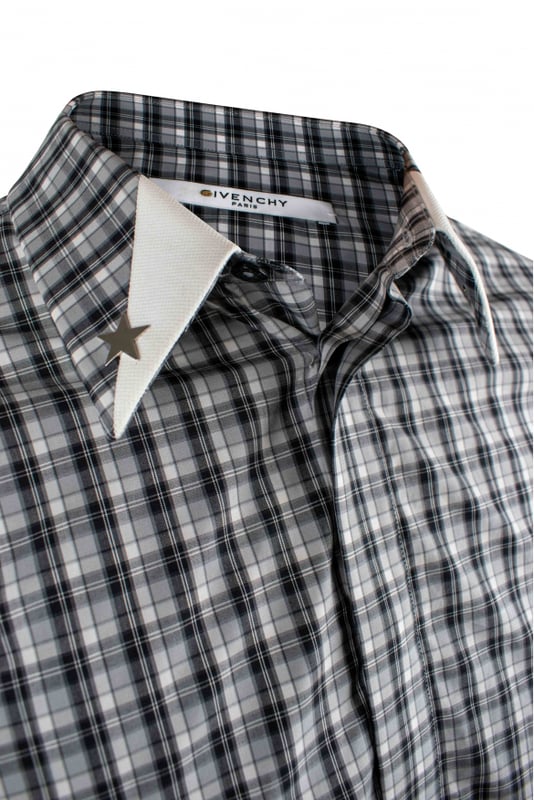 Camisa de algodón gris de Givenchy.Estampado de cuadros.Cuello blanco adornado con una estrella de metal plateado.Cierre con botones negros.Mangas largas.Corte entallado.