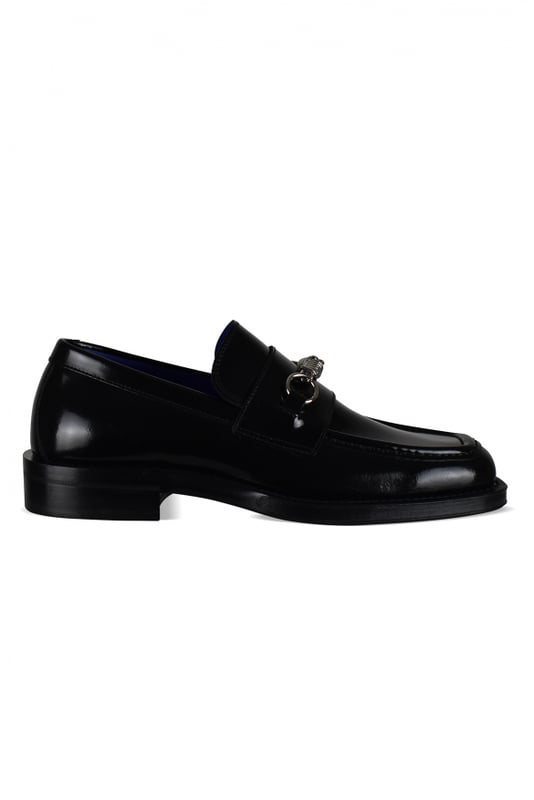 Burberry 'Barbed' loafers van glanzend zwart leer.Bovenwerk met leren band.Metalen prikkeldraaddetails.Hakhoogte: 2,5 cm.Gemaakt in Italië.